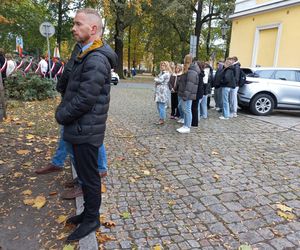 Zapalono znicze dla rozstrzelanych mieszkańców Leszna. W rocznicę tragicznych wydarzeń [ZDJĘCIA]
