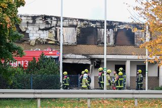 Hala produkcyjna w ogniu! Pożar hali pod Trójmiastem. Zamknięta droga i apel do mieszkańców
