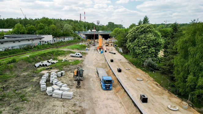 Prace przy nowym przystanku Brynów, widać powstający peron i maszyny 