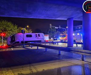 Fatalny wypadek w Warszawie. Bus wywrócił się na drodze, wielu rannych 