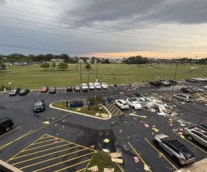 Wichura zerwała dach budynku pod Chicago