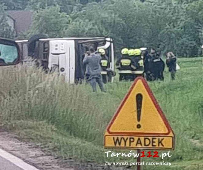 Wypadek autobusu z dziećmi! Są poszkodowani, droga zablokowana