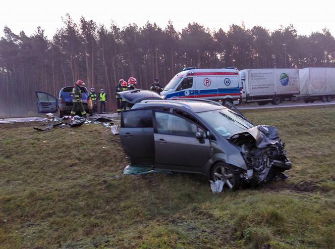 Czołowe zderzenie dwóch aut pod Bydgoszczą. Cztery osoby są ranne