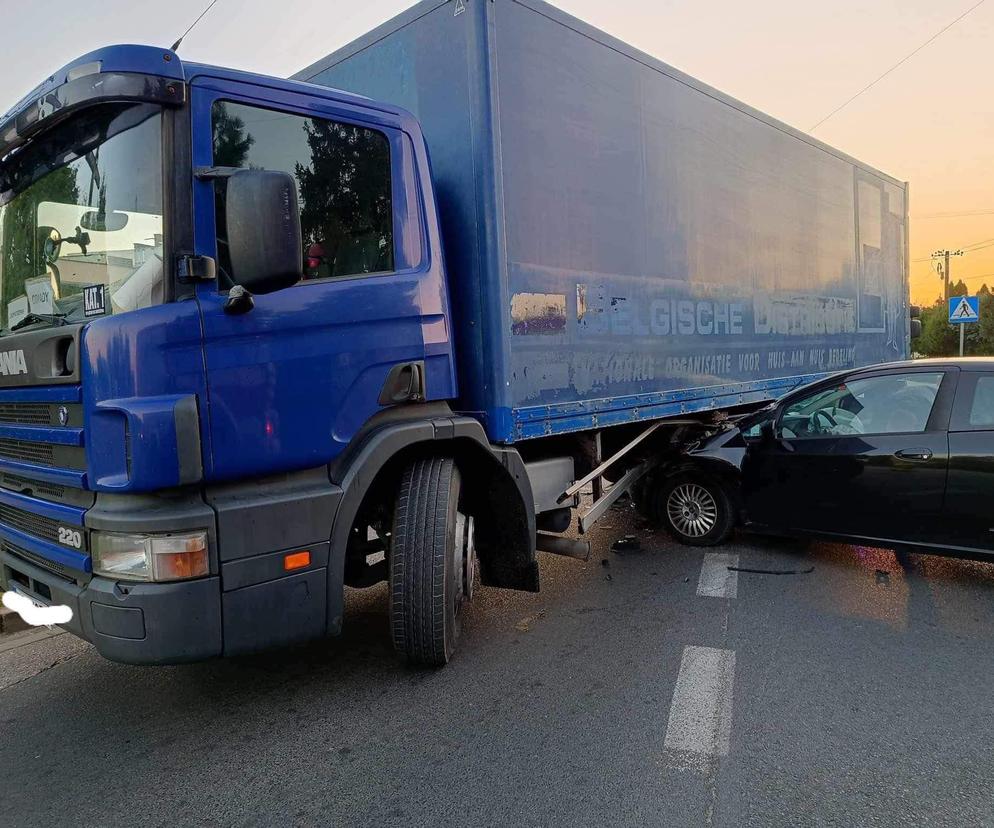 Wypadek w Skórcu, osobówka wbiła się pod ciężarówkę