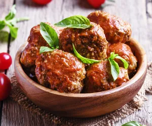 Kotlety mielone po włosku. Rewelacyjny przepis na pełne smaku mielone w sosie pomidorowym