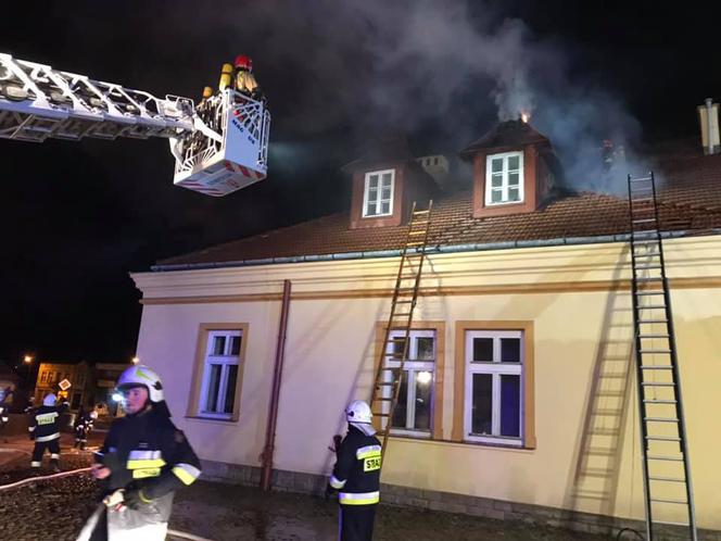 W Zakliczynie PŁONĄŁ ratusz! Wóz strażacki Jelcz uszkodzony w czasie akcji! 