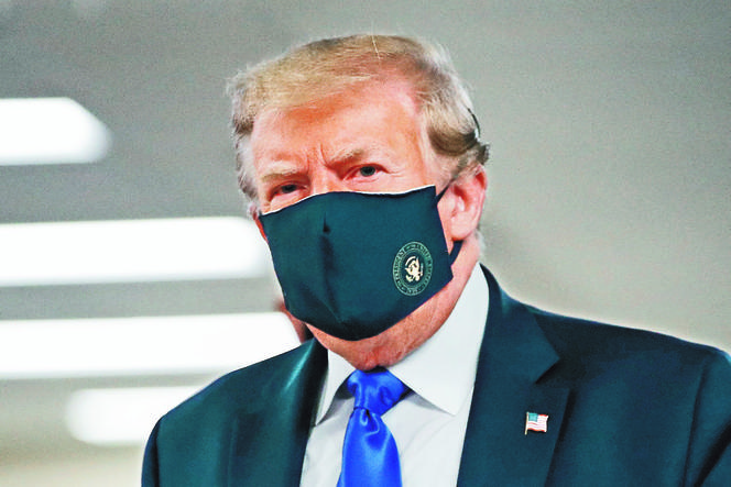  Trump da 2 mld dol. na szczepionkę i apeluje:  Bądź patriotą, załóż maskę!