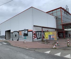 W Dąbrowie Górniczej wyburzają hipermarket Auchan. Powstanie nowy park handlowy