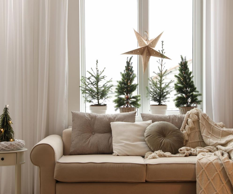 Odkryj najmodniejsze firanki na Boże Narodzenie. Jakie modele wybrać?