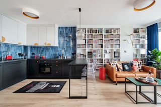 40-m mieszkanie po dziadkach dla kinomaniaka. Inspirowane Bólem i blaskiem Almodóvara