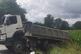 Dwie ciężarówki roztrzaskały się na drodze. Kierowca Scanii nie miał szans