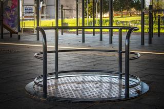 Spacerowicze w szoku. Pod mostem Siekierkowskim stanął ring bokserski