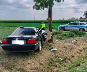 Auto 39-latki huknęło w drzewo i zmieniło się w kupę pogiętego złomu. Tragiczny wypadek w Zygmuntowie