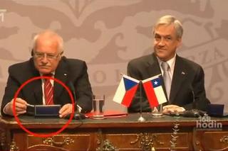 ZOBACZ WIDEO: Prezydent Czech Vaclav Klaus ukradł pióro? - YouTube