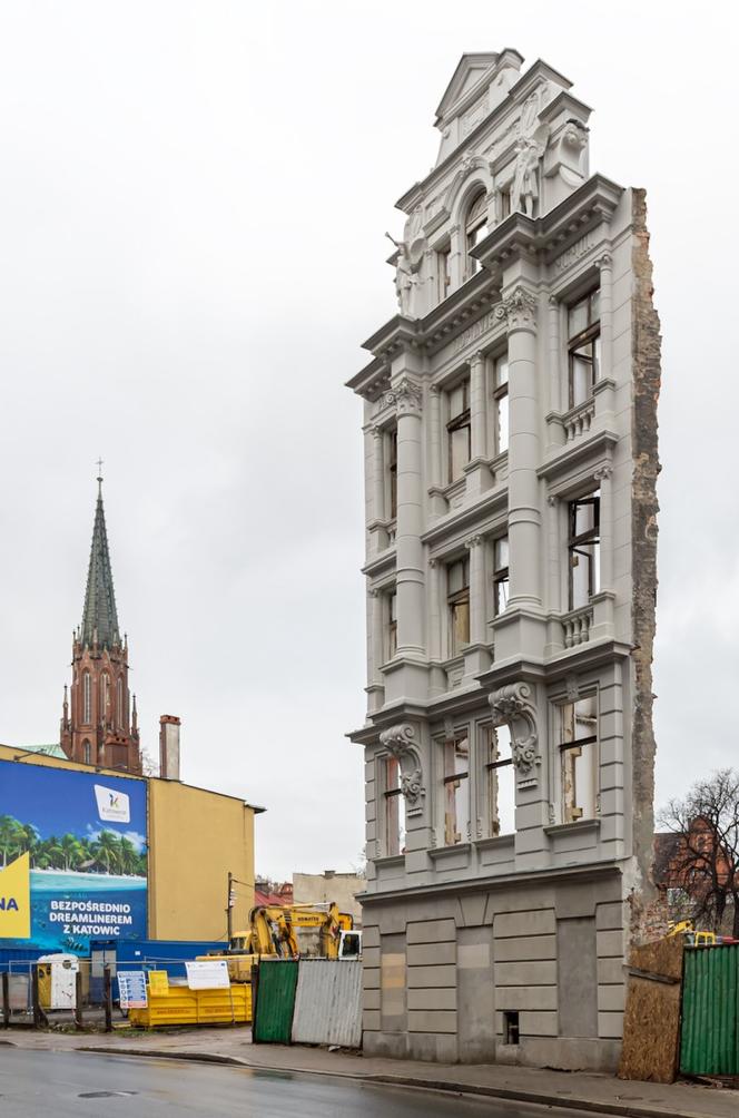 Samotna elewacja frontowa wyburzonej kamienicy