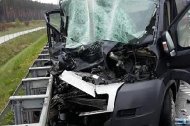 Poranny wypadek pod Kielcami. Bus roztrzaskany, utrudnienia na drodze!