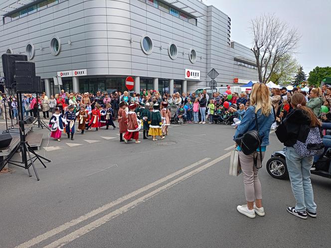 Podczas Jarmarku św. Stanisława nie zabrakło pokazów tańców ludowych 