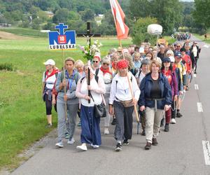 „Wychodzimy z Księżomierzy”. Słoneczny dzień pątników w drodze na Jasną Górę! ZDJĘCIA