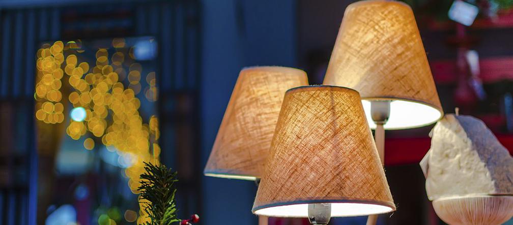 Klimatyczne oświetlenie lamp podłogowych w salonie