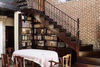Biblioteka i stół pod schodami