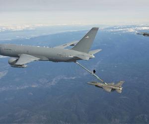 KC-46 Pegasus tankuje F-16 ze sztywnego przewodu