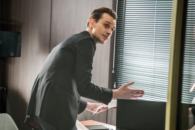 Papiery na szczęście, odcinek 10 - opis, streszczenie: Mati wykrada z biura Kowalczyków dokumenty, które dowodzą, że Henryk odmówił nad nim opieki