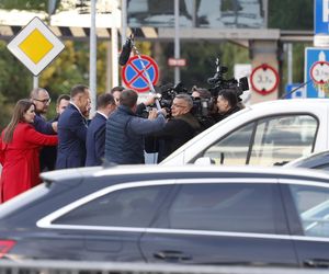 Karol Nawrocki przyjechał do TVP. Symboliczny gest i mocne wsparcie z zaplecza