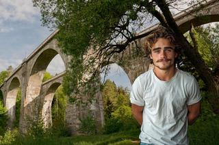 Przystojny influencer promuje Warmię i Mazury. Stworzyła go sztuczna inteligencja [ZDJĘCIA]