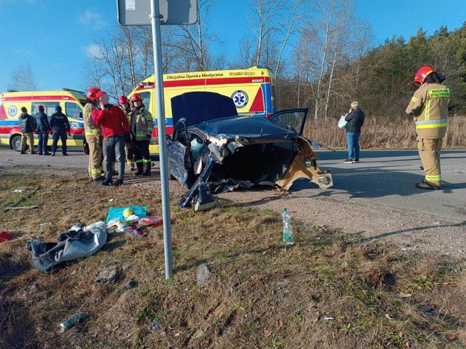 Potworny wypadek pod Siedlcami. Auto rozpadło się na pół!