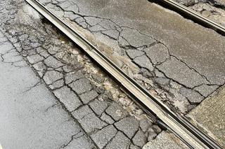 Dziury na torowisku w centrum Wrocławia. Mieszkania trzęsą się w posadach 