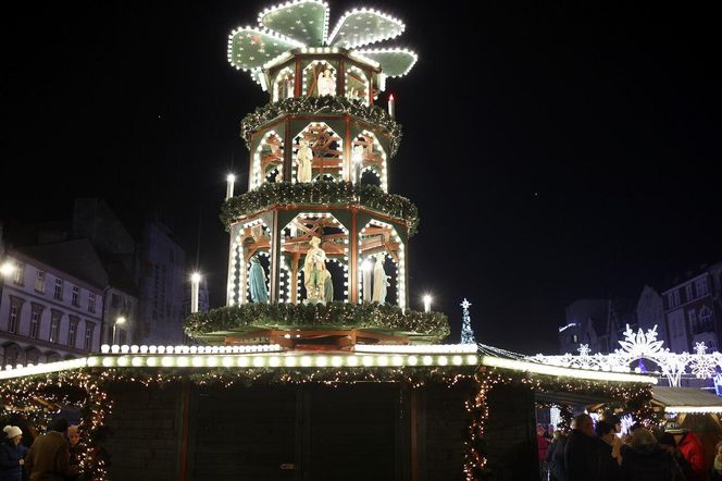 Bytomski rynek świeci się jak choinka. Gwiazda DeLoreana rozświetliła Bytomski Jarmark Świąteczny