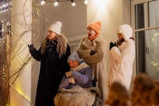 Przyjaciółki 23 sezon odc. 267. Anka (Magdalena Stużyńska), Inga (Małgorzata Socha), Patrycja (Joanna Liszowska), Dorotka (Agnieszka Sienkiewicz-Gauer)