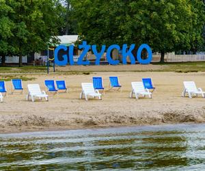 Darmowe leżaki i hamaki na plaży miejskiej w Giżycku. Zobacz zdjęcia