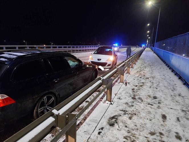 Starachowice. Zderzenie kilku samochodów na wiadukcie