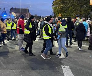 Protest na DK nr 80 po wypadku, w którym zginął 15-letni Kuba. Mieszkańcy zablokowali drogę