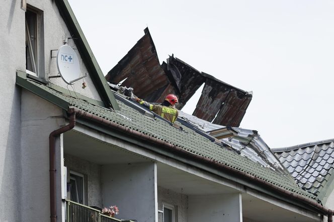 Blok przy ul. Powstańców w Ząbkach po pożarze
