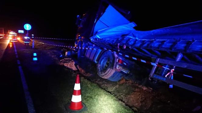 Kierowca tira zasnął za kierownicą. Ciężarówka uderzyła w słup i wpadła do rowu