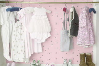Jasno różowa tapeta w szafie dziecka