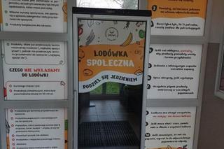 Lodówki społeczne w Olsztynie. Nowa stanęła w centrum kampusu akademickiego [ZDJĘCIA]