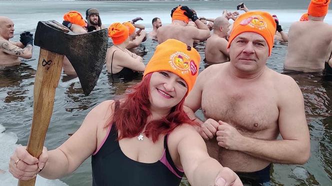 „Krasnostawskie Karpie” znów wskoczyły do zimnej wody! Zobacz, jak morsowali dla WOŚP