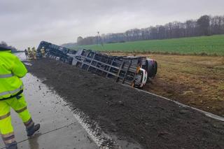 Wypadek na A4. Przewróciła się laweta z samochodami