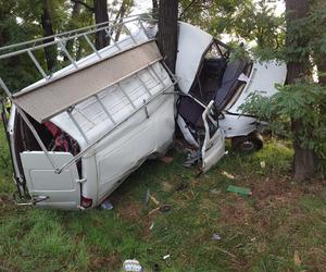 Bus owinął się wokół drzewa, kierowca po alkoholu. Poranny wypadek koło Leszna