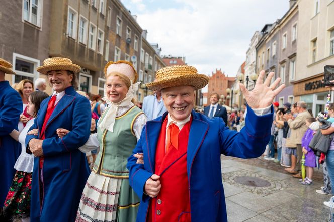 Dni Folkloru w Olsztynie 2025. Ulicami Starego Miasta przeszedł barwny korowód