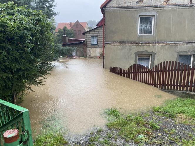 Bardo zatopione. Ulice toną, nie ma prądu, są problemy z siecią