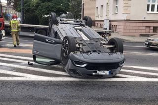 Dachowanie na rondzie Jagiellonów w Bydgoszczy! Kierowca z mandatem [ZDJĘCIA]