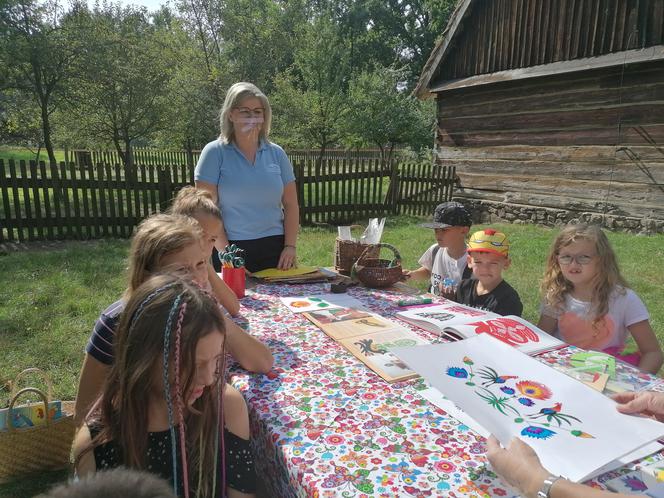 Warsztaty ludowej wycinanki w radomskim skansenie