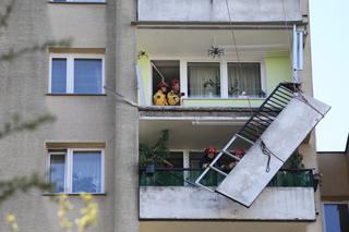 Warszawa: Balkon urwał się z bloku!