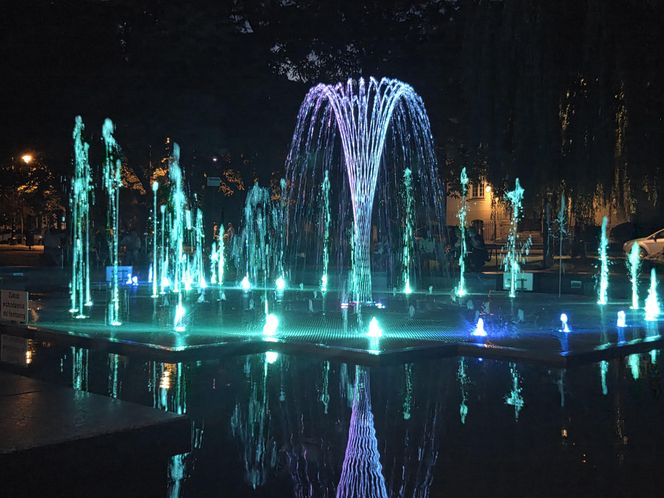 Muzyka, światło i woda w sercu Bydgoszczy. Ta fontanna naprawdę gra!