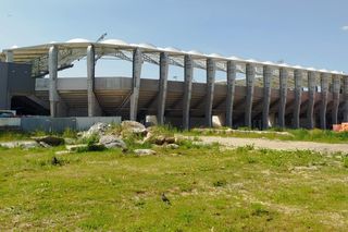 Trwa montaż zadaszenia na trybunach stadionu przy ul. Struga