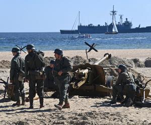 Turyści usłyszeli strzały, a czołgi wjechały na plaże. Zobaczcie zdjęcia z finałowej inscenizacji „Lądowanie na plaży”!